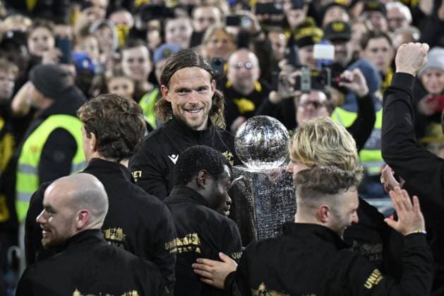 HÄLLEVIK , SVERIGE 20251109 Mjällbys Tom Pettersson med SM-pokalen efter söndagens fotbollsmatch i allsvenskans sista omgang mellan Mjällby AIF och BK Häcken pa Strandvallen. HÄLLEVIK SVERIGE x50090x Copyright: xJohanxNilsson TTx ALLSVENSKAN MJÄLLBY-HÄCKEN