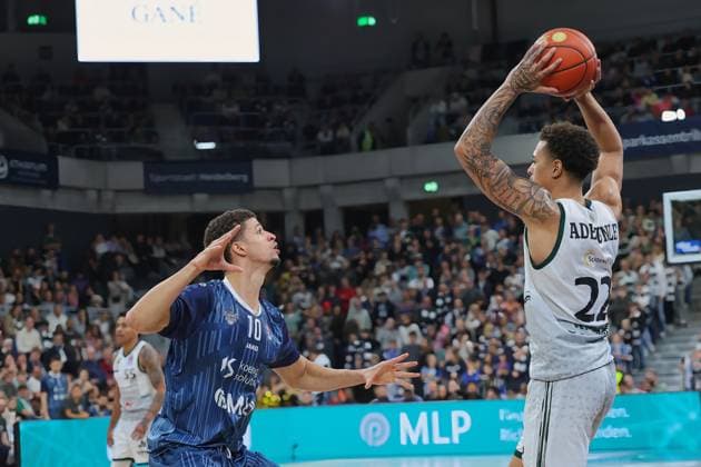 v.li. Samuell Williamson (MLP Academics Heidelberg, 10), N.Adekunle (Vet-Concept Gladiators Trier, 22) GER, MLP Academics Heidelberg vs. Vet-Concept Gladiators Trier, Basketball, easycredit Basketball Bundesliga, 7.Spieltag, Saison, 2025 2026, 09.11.2025 GER, MLP Academics Heidelberg vs. Vet-Concept Gladiators Trier, Basketball, easycredit Basketball Bundesliga, 7.Spieltag, Saison, 2025 2026, 09.11.2025 Heidelberg Copyright: xEibner-Pressefoto JoergxHirschx EP_JHH
