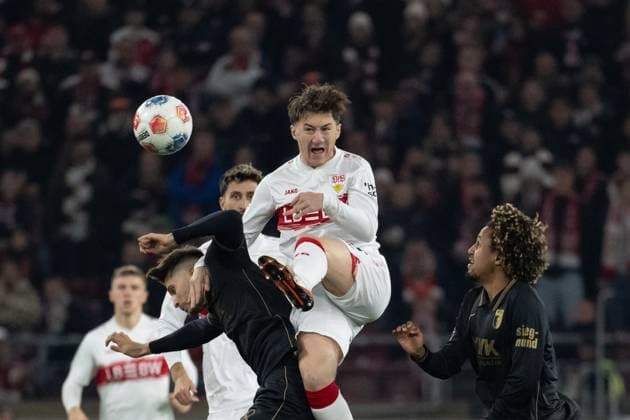 v. li. im Zweikampf Elvis Rexhbecaj (FC Augsburg, 08), Angelo Stiller (VfB Stuttgart, 06) GER, VfB Stuttgart vs. FC Augsburg, Fussball, Herren, 1. Bundesliga, 10. Spieltag, Spielzeit 2025 2026, 09.11.2025, DFL DFB REGULATIONS PROHIBIT ANY USE OF PHOTOGRAPHS AS IMAGE SEQUENCES AND OR QUASI-VIDEO, GER, VfB Stuttgart vs. FC Augsburg, Fussball, Herren, 1. Bundesliga, 10. Spieltag, Spielzeit 2025 2026, 09.11.2025 Stuttgart Copyright: xEibner-Pressefoto WolfgangxFrankx EP_WFK
