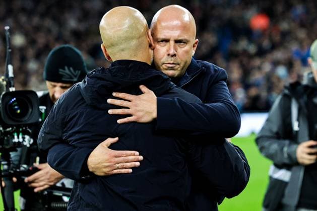 Premier League Manchester City v Liverpool Pep Guardiola Manchester City manager and Arne Slot Liverpool manager embrace during the Premier League match Manchester City vs Liverpool at Etihad Stadium, Manchester, United Kingdom, 9th November 2025 (Photo by Mark Cosgrove News Images) Manchester Etihad Stadium Manchester United, ManU Kingdom Copyright: xMarkxCosgrove NewsxImagesx