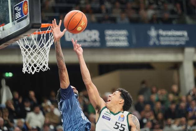 v. li. im Zweikampf, Michael Weathers (MLP Academics Heidelberg, 20), Eli Brooks (Vet-Concept Gladiators Trier, 55) GER, MLP Academics Heidelberg vs. Vet-Concept Gladiators Trier, Basketball, easycredit Basketball Bundesliga, 7.Spieltag, Saison, 2025 2026, 09.11.2025 GER, MLP Academics Heidelberg vs. Vet-Concept Gladiators Trier, Basketball, easycredit Basketball Bundesliga, 7.Spieltag, Saison, 2025 2026, 09.11.2025 Heidelberg Copyright: xEibner-Pressefoto JoergxHirschx EP_JHH