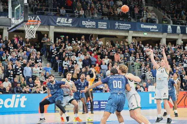 Marten Linßen (Vet-Concept Gladiators Trier, 12) wirft auf den Korb. GER, MLP Academics Heidelberg vs. Vet-Concept Gladiators Trier, Basketball, easycredit Basketball Bundesliga, 7.Spieltag, Saison, 2025 2026, 09.11.2025 GER, MLP Academics Heidelberg vs. Vet-Concept Gladiators Trier, Basketball, easycredit Basketball Bundesliga, 7.Spieltag, Saison, 2025 2026, 09.11.2025 Heidelberg Copyright: xEibner-Pressefoto JoergxHirschx EP_JHH
