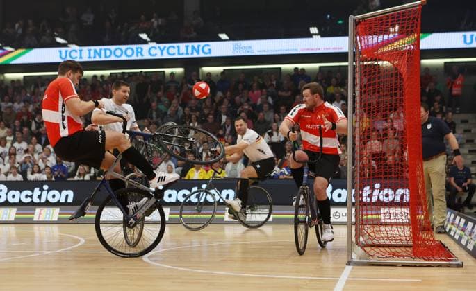 BAU 09.11.2025 Göppingen Kunstrad UCI Hallenrad WM 2025, Radball Finale GER vs. AUT, , v.l. Stefan Feurstein (AUT), Bernd Mlady (GER), Raphael Kopp (GER), Patrick Schnetzer (AUT)