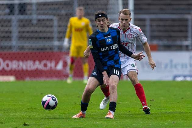 Regionalliga West: Fortuna Köln - SC Paderborn U21, U 21 09.11.2025 Bennit Bröger (SC Paderborn U21, 10), Georg Strauch (Fortuna Köln, 11). Regionalliga West, Fortuna Köln - SC Paderborn U21, 15. Spieltag, am 09.11.2025, Südstadion, Köln Copyright: xBEAUTIFULxSPORTS Meuselx