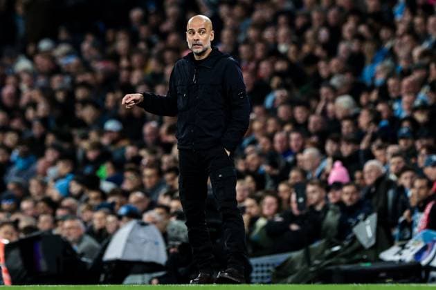 Premier League Manchester City v Liverpool Pep Guardiola Manchester City manager gives instructions to his team during the Premier League match Manchester City vs Liverpool at Etihad Stadium, Manchester, United Kingdom, 9th November 2025 (Photo by Mark Cosgrove News Images) Manchester Etihad Stadium Manchester United, ManU Kingdom Copyright: xMarkxCosgrove NewsxImagesx