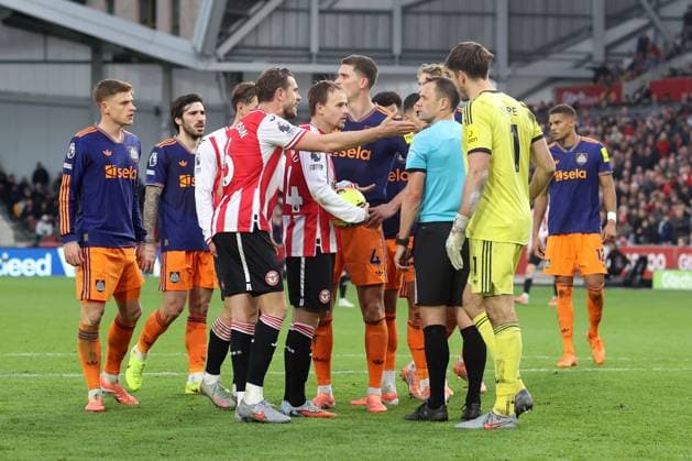 Brentford v Newcastle 09 November 2025, London - Premier League Football - Brentford v Newcastle United - Players surround referee Stuart Attwell as a long time is taken to arrange a Brentford penalty - Photo: Charlotte Wilson Offside. London UK Copyright: xCharlottexWilsonx xOffsidexOffside