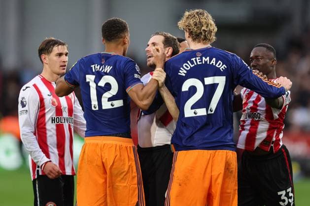 Brentford v Newcastle 09 November 2025, London - Premier League Football - Brentford v Newcastle United - Malick Thiaw of Newcastle United and Jordan Henderson of Brentford argue - Photo: Charlotte Wilson Offside. London UK Copyright: xCharlottexWilsonx xOffsidexOffside