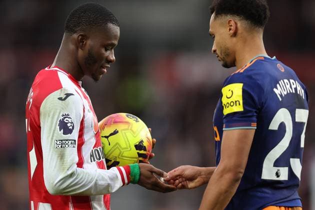 Brentford v Newcastle 09 November 2025, London - Premier League Football - Brentford v Newcastle United - Jacob Murphy of Newcastle United gives Dango Ouattara of Brentford a two pound coin found on the floor - Photo: Charlotte Wilson Offside. London UK Copyright: xCharlottexWilsonx xOffsidexOffside