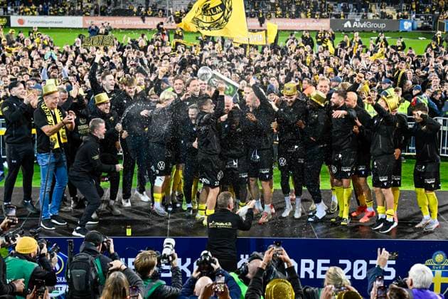HÄLLEVIK , SVERIGE 20251109 Mjällby lyfter SM-pokalen efter söndagens fotbollsmatch i allsvenskans sista omgang mellan Mjällby AIF och BK Häcken pa Strandvallen. HÄLLEVIK SVERIGE x50090x Copyright: xJohanxNilsson TTx ALLSVENSKAN MJÄLLBY-HÄCKEN