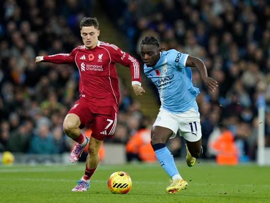 Manchester, England, 9th November 2025. Florian Wirtz of Liverpool tussles with Jeremy Doku of Manchester City during the Manchester City vs Liverpool Premier League match at the Etihad Stadium, Manchester. Picture credit should read: Andrew Yates Sportimage EDITORIAL USE ONLY. No use with unauthorised audio, video, data, fixture lists, club league logos or live services. Online in-match use limited to 120 images, no video emulation. No use in betting, games or single club league player publications. SPI_026_AY_Man_City_Liverpool SPI-4280-0026