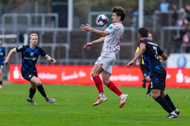 Regionalliga West: Fortuna Köln - SC Paderborn U21, U 21 09.11.2025 Enzo Wirtz (Fortuna Köln, 9), Kerem Yalcin (SC Paderborn U21, 3). Regionalliga West, Fortuna Köln - SC Paderborn U21, 15. Spieltag, am 09.11.2025, Südstadion, Köln Copyright: xBEAUTIFULxSPORTS Meuselx