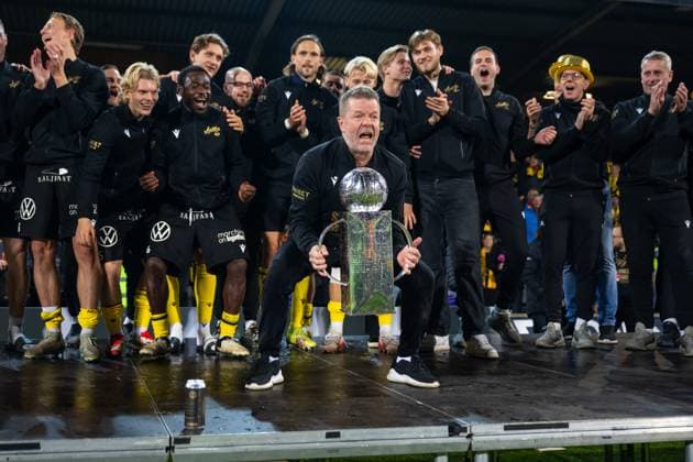 251109 Mjällbys tränare Anders Torstensson jublar med Lennart Johanssons pokal efter fotbollsmatchen i Allsvenskan mellan Mjällby och Häcken den 9 november 2025 i Hällevik. Copyright: MATHILDAxSCHULER BB251109MA047