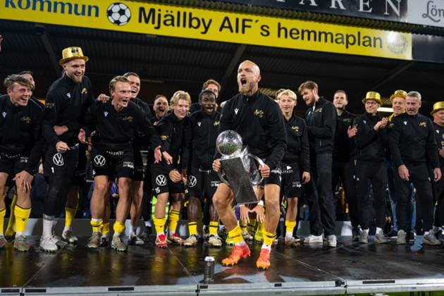 251109 Mjällbys Victor Gustavsson jublar med Lennart Johanssons pokal efter fotbollsmatchen i Allsvenskan mellan Mjällby och Häcken den 9 november 2025 i Hällevik. Copyright: MATHILDAxSCHULER BB251109MA048
