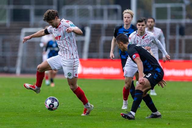 Regionalliga West: Fortuna Köln - SC Paderborn U21, U 21 09.11.2025 Enzo Wirtz (Fortuna Köln, 9). Regionalliga West, Fortuna Köln - SC Paderborn U21, 15. Spieltag, am 09.11.2025, Südstadion, Köln Copyright: xBEAUTIFULxSPORTS Meuselx