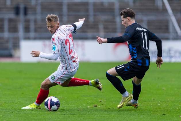 Regionalliga West: Fortuna Köln - SC Paderborn U21, U 21 09.11.2025 Kevin Brechmann (Fortuna Köln, 27), Georg Ermolaev (SC Paderborn U21, 11). Regionalliga West, Fortuna Köln - SC Paderborn U21, 15. Spieltag, am 09.11.2025, Südstadion, Köln Copyright: xBEAUTIFULxSPORTS Meuselx