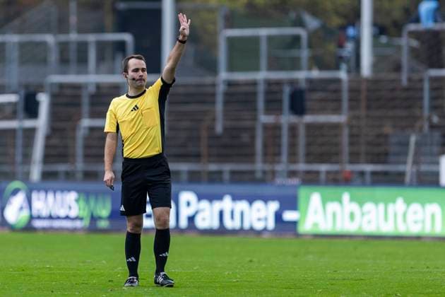 Regionalliga West: Fortuna Köln - SC Paderborn U21, U 21 09.11.2025 Schiedsrichter Jan-Philipp Schöneseiffen. Regionalliga West, Fortuna Köln - SC Paderborn U21, 15. Spieltag, am 09.11.2025, Südstadion, Köln Copyright: xBEAUTIFULxSPORTS Meuselx