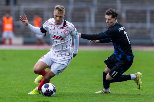 Regionalliga West: Fortuna Köln - SC Paderborn U21, U 21 09.11.2025 Kevin Brechmann (Fortuna Köln, 27), Georg Ermolaev (SC Paderborn U21, 11). Regionalliga West, Fortuna Köln - SC Paderborn U21, 15. Spieltag, am 09.11.2025, Südstadion, Köln Copyright: xBEAUTIFULxSPORTS Meuselx