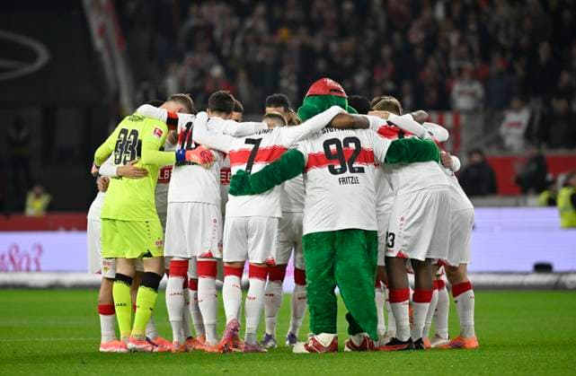 Teambuilding, Kreis der Mannschaft vor Spielbeginn VfB Stuttgart VfB Stuttgart vs FC Augsburg FCA 09.11.2025 DFL REGULATIONS PROHIBIT ANY USE OF PHOTOGRAPHS AS IMAGE SEQUENCES AND OR QUASI-VIDEO VfB Stuttgart vs FC Augsburg FCA