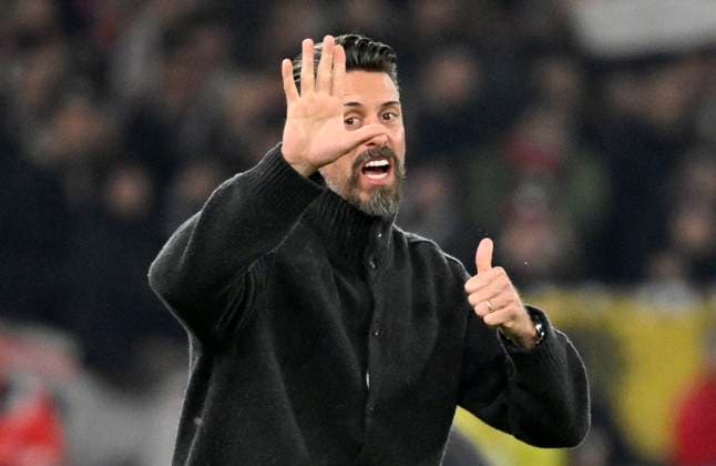 Trainer Coach Sandro Wagner FC Augsburg FCA am Spielfeldrand Gestik Geste Daumen hoch VfB Stuttgart vs FC Augsburg FCA 09.11.2025 DFL REGULATIONS PROHIBIT ANY USE OF PHOTOGRAPHS AS IMAGE SEQUENCES AND OR QUASI-VIDEO VfB Stuttgart vs FC Augsburg FCA