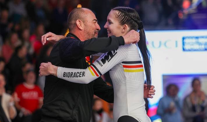 BAU 09.11.2025 Göppingen Kunstrad UCI Hallenrad WM 2025, v.l. Damen Einzel, v.l. Bundestrainer Dieter Maute (GER) umarmt Weltmeisterin Jana Pfann (GER)