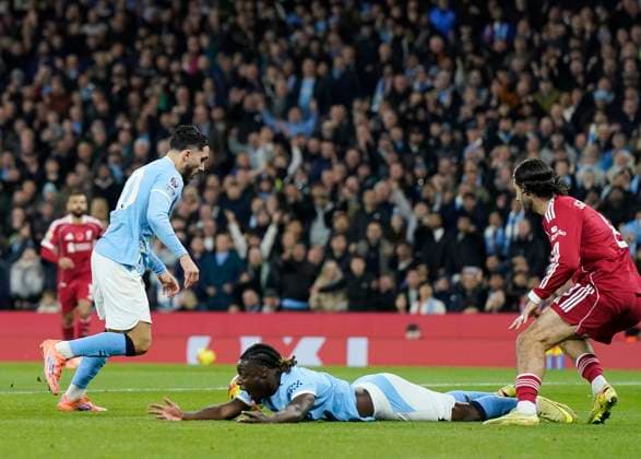 Manchester, England, 9th November 2025. Jeremy Doku of Manchester City appeals for a penalty during the Manchester City vs Liverpool Premier League match at the Etihad Stadium, Manchester. Picture credit should read: Andrew Yates Sportimage EDITORIAL USE ONLY. No use with unauthorised audio, video, data, fixture lists, club league logos or live services. Online in-match use limited to 120 images, no video emulation. No use in betting, games or single club league player publications. SPI_028_AY_Man_City_Liverpool SPI-4280-0028