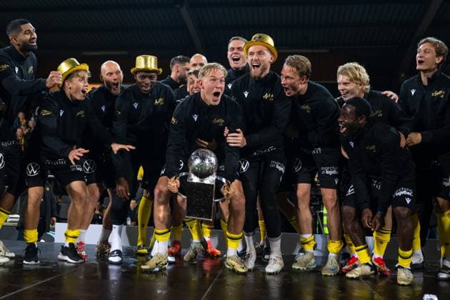 251109 Mjällbys Herman Johansson jublar med Lennart Johanssons pokal efter fotbollsmatchen i Allsvenskan mellan Mjällby och Häcken den 9 november 2025 i Hällevik. Copyright: MATHILDAxSCHULER BB251109MA052