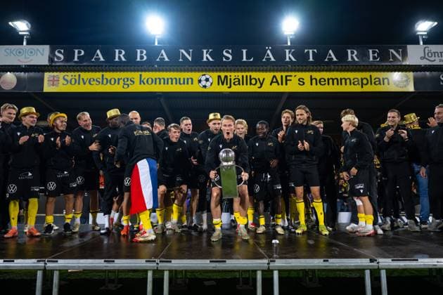 251109 Mjällbys Alexander Johansson jublar med Lennart Johanssons pokal efter fotbollsmatchen i Allsvenskan mellan Mjällby och Häcken den 9 november 2025 i Hällevik. Copyright: MATHILDAxSCHULER BB251109MA053