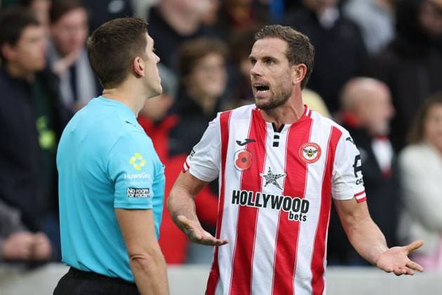 Brentford v Newcastle 09 November 2025, London - Premier League Football - Brentford v Newcastle United - Jordan Henderson of Brentford has a conversation with the linesman - Photo: Charlotte Wilson Offside. London UK Copyright: xCharlottexWilsonx xOffsidexOffside