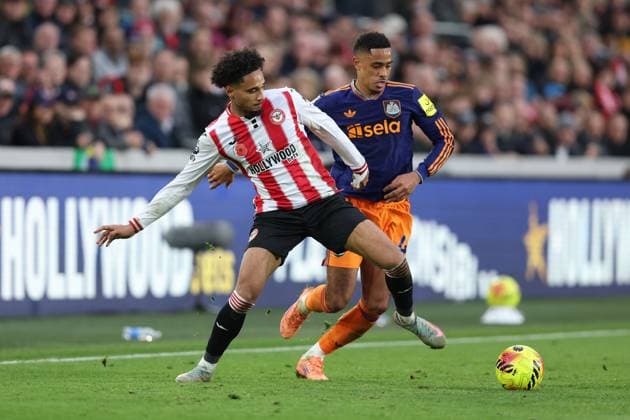 Brentford v Newcastle 09 November 2025, London - Premier League Football - Brentford v Newcastle United - Kevin Schade of Brentford and Jacob Ramsey of Newcastle United - Photo: Charlotte Wilson Offside. London UK Copyright: xCharlottexWilsonx xOffsidexOffside