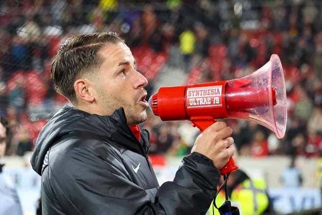 Christian Günter, Gunter (SC Freiburg, 30) nach dem Spiel bei den Fans , Deutschland, Fussball, 1. Bundesliga, 10.Spieltag, 2025 2026, SC Freiburg vs. FC St. Pauli, 09.11.2025, Europa-Park Stadion, Freiburg im Breisgau, Deutschland Freiburg im Breisgau Europa-Park Stadion Baden-Württemberg Deutschland Copyright: xGrantxHubbsx
