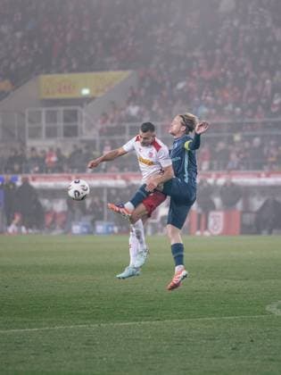 Deutschland: Fußball 3.Liga 2025 26, 14. Spieltag - SSV Jahn Regensburg vs TSV 1860 München - Jahnstadion (Regensburg): Benedikt Saller (SSV Jahn Regensburg, 6) Copyright: xChristopherxRupprechtx
