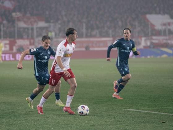 Deutschland: Fußball 3.Liga 2025 26, 14. Spieltag - SSV Jahn Regensburg vs TSV 1860 München - Jahnstadion (Regensburg): Noel Eichinger (SSV Jahn Regensburg, 11) Copyright: xChristopherxRupprechtx