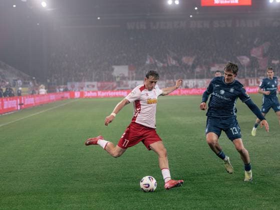 Deutschland: Fußball 3.Liga 2025 26, 14. Spieltag - SSV Jahn Regensburg vs TSV 1860 München - Jahnstadion (Regensburg): Noel Eichinger (SSV Jahn Regensburg, 11) Copyright: xChristopherxRupprechtx