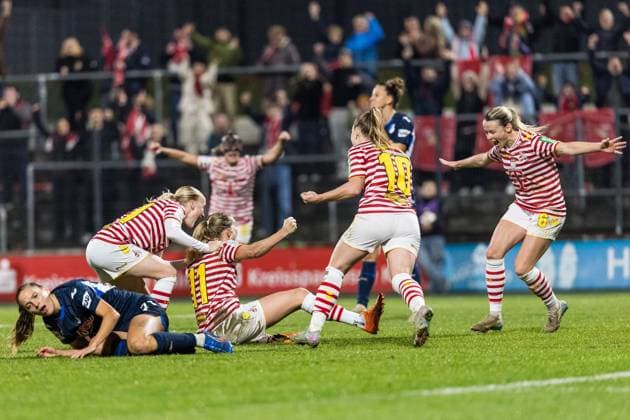 GOOGLE PIXEL Frauen Bundesliga: 1. FC Köln - TSG 1899 Hoffenheim; 09.11.2025 Jubel zum 1:0 durch Pauline Bremer (1. FC Köln, 11), Tor, Torjubel GOOGLE PIXEL Frauen Bundesliga, 1. FC Köln - TSG 1899 Hoffenheim, Köln, Franz-Kremer-Stadion am 09.11.2025 DFB REGULATIONS PROHIBIT ANY USE OF PHOTOGRAPHS AS IMAGE SEQUENCES AND OR QUASI-VIDEO. Copyright: xBEAUTIFULxSPORTS Wunderlx
