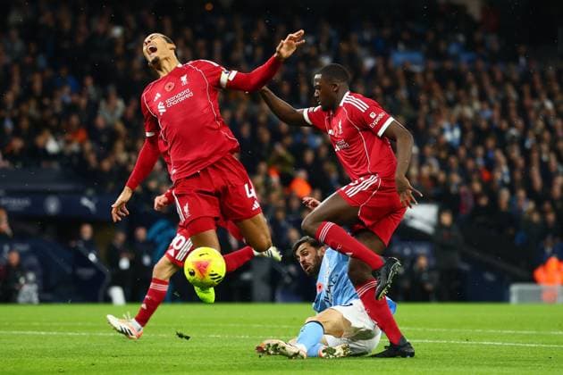 Bernardo Silva of Manchester City fouls Virgil van Dijk of Liverpool Manchester City v Liverpool, Premier League, Football, Etihad Stadium, Manchester, UK - 09 Nov 2025Manchester Etihad Stadium United Kingdom EDITORIAL USE ONLY No use with unauthorised audio, video, data, fixture lists, club league logos or live services. Online in-match use limited to 120 images, no video emulation. No use in betting, games or single club league player publications. Copyright: xPaulxCurrie Shutterstockx 15702266af