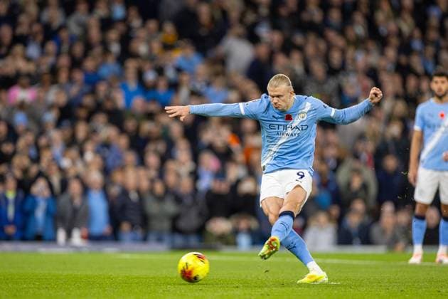 Football - FA Premier League - Manchester City FC v Liverpool FC MANCHESTER, ENGLAND - Sunday, November 9, 2025: Manchester City s Erling Haaland misses his penalty kick during the FA Premier League match between Manchester City FC and Liverpool FC at the City of Manchester Stadium. (Photo by David Rawcliffe Propaganda) MANCHESTER City of Manchester Stadium GREATER MANCHESTER ENGLAND  Copyright: xDavidxRawcliffex P2025-11-09-Man_City_Liverpool-35