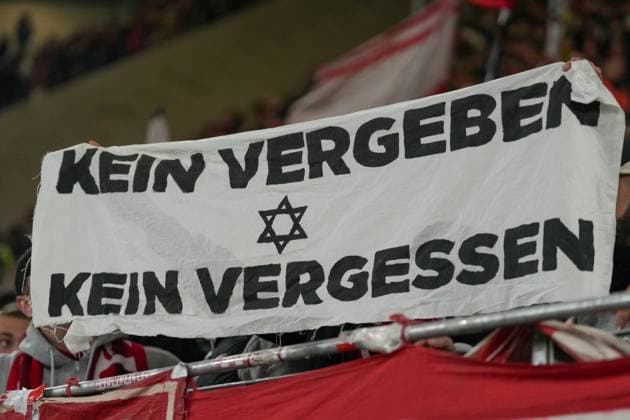 Spruchband der Fans und Ultras auf der Tribüne, Banner, Kein Vergeben, kein Vergessen , Deutschland, Fussball, 1. Bundesliga, 10.Spieltag, 2025 2026, SC Freiburg vs. FC St. Pauli, 09.11.2025, Europa-Park Stadion, Freiburg, Deutschland DFL REGULATIONS PROHIBIT ANY USE OF PHOTOGRAPHS AS IMAGE SEQUENCES AND OR QUASI-VIDEO. Freiburg Europa-Park Stadion Baden-Württemberg Deutschland Copyright: xArnexAmbergx