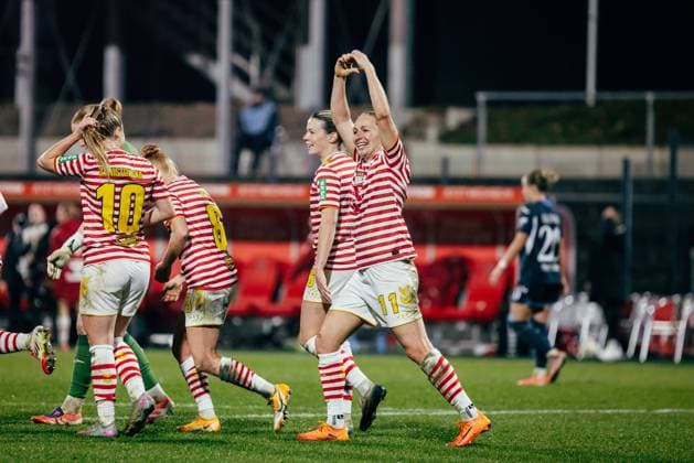 09.11.25, Frauen, Fussball, 1.BL, Saison 2025 2026, 1. FC Köln - TSG 1899 Hoffenheim, 10. Spieltag Jubel über Tor zum 1:0 durch Pauline Bremer ( 11 - 1. FC Köln) mit Herz zu den Fans Köln Franz-Kremer-Stadion NRW Deutschland