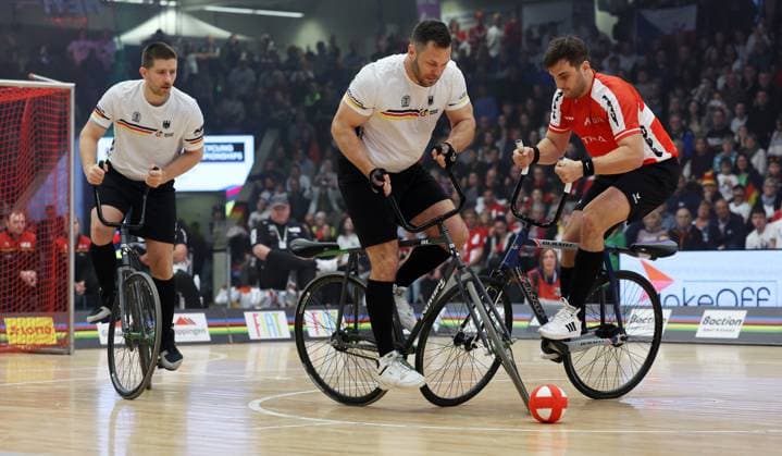 BAU 09.11.2025 Göppingen Kunstrad UCI Hallenrad WM 2025, Radball Finale, v.l. Bernd Mlady (GER), Raphael Kopp (GER), Stefan Feurstein (AUT)