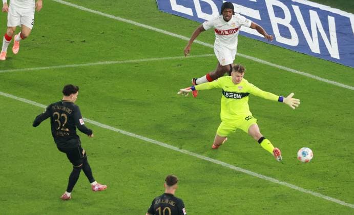 09.11.25 VfB Stuttgart - FC Augsburg Deutschland, Stuttgart, 09.11.2025, Fussball, Bundesliga, Saison 2025 2026, VfB Stuttgart - FC Augsburg: Nr.32 Fabian Rieder 0:1 Tor Augsburg Torwart Alexander Nübel VFB.
