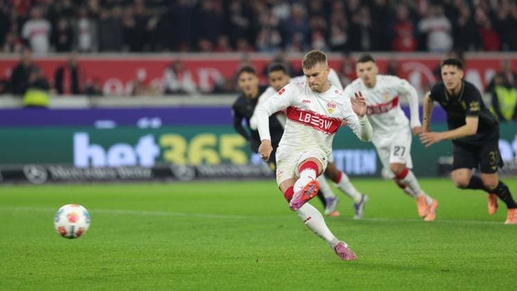 Stuttgart , Bundesliga Fußball VfB Stuttgart vs. FC Augsburg , Maximilian Mittelstädt (VfB) erzielt das Tor zum 1:1 Gemäß den Vorgaben der DFL Deutschen Fußball Liga ist es untersagt, in dem Stadion und oder vom Spiel angefertigte Fotoaufnahmen in Form von Sequenzbildern und oder videoähnlichen Fotostrecken zu verwerten bzw. verwerten zu lassen.