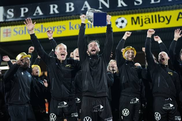HÄLLEVIK, SVERIGE 20251109 Mjällbys Axel NorÃ n lyfter SM-pokalen efter söndagens fotbollsmatch i allsvenskans sista omgang mellan Mjällby AIF och BK Häcken pa Strandvallen. HÄLLEVIK SVERIGE x9200x Copyright: xBjörnxLarssonxRosvall TTx ALLSVENSKAN MJÄLLBY-HÄCKEN