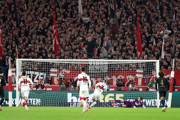 09.11.2025, xrekx, Fussball 1.Bundesliga, VfB Stuttgart - FC Augsburg v.l. Strafstoss Elfmeter zum 1:1 durch Maximilian Mittelstädt Mittelstaedt (VfB Stuttgart) Finn Dahmen (FC Augsburg) (DFL DFB REGULATIONS PROHIBIT ANY USE OF PHOTOGRAPHS as IMAGE SEQUENCES and or QUASI-VIDEO) Stuttgart