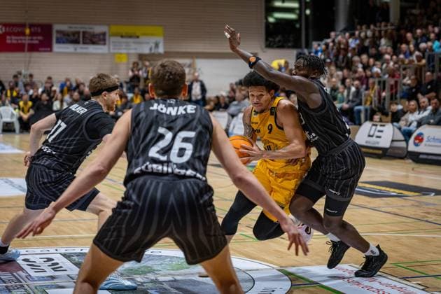 Lukas Max Milner (Tigers Tuebingen, 17) Till-Joscha Joehnke (Tigers Tuebingen, 26) Tylan James Pope (Bozic Estriche Knights Kirchheim, 09) Miles Lamar Tention (Tigers Tuebingen, 03) GER, Bozic Estriche Knights Kirchheim vs. Tigers Tuebingen, BARMER 2. Basketball Bundesliga, 08. Spieltag, Saison 2025 2026, 09.11.2025 GER, Bozic Estriche Knights Kirchheim vs. Tigers Tuebingen, BARMER 2. Basketball Bundesliga, 08. Spieltag, Saison 2025 2026, 09.11.2025 Kirchheim an der Teck Copyright: xEibner-Pressefoto NinaxSanderx EP_NSR