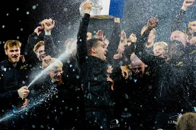 HÄLLEVIK, SVERIGE 20251109 Mjällbys lagkapten Jesper Gustavsson lyfter SM-pokalen efter söndagens fotbollsmatch i allsvenskans sista omgang mellan Mjällby AIF och BK Häcken pa Strandvallen. HÄLLEVIK SVERIGE x9200x Copyright: xBjörnxLarssonxRosvall TTx ALLSVENSKAN MJÄLLBY-HÄCKEN