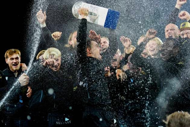 HÄLLEVIK, SWEDEN 20251109 Mjällby team captain Jesper Gustavsson lifts the Swedish Championship trophy after Sunday s football match in the final round of the Allsvenskan between Mjällby AIF and BK Häcken at Strandvallen. HÄLLEVIK SWEDEN x9200x