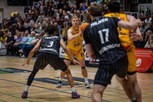 Miles Lamar Tention (Tigers Tuebingen, 03) Lucas Mayer (Bozic Estriche Knights Kirchheim, 08) Lukas Max Milner (Tigers Tuebingen, 17) Nicolas Bretzel (Bozic Estriche Knights Kirchheim, 21) GER, Bozic Estriche Knights Kirchheim vs. Tigers Tuebingen, BARMER 2. Basketball Bundesliga, 08. Spieltag, Saison 2025 2026, 09.11.2025 GER, Bozic Estriche Knights Kirchheim vs. Tigers Tuebingen, BARMER 2. Basketball Bundesliga, 08. Spieltag, Saison 2025 2026, 09.11.2025 Kirchheim an der Teck Copyright: xEibner-Pressefoto NinaxSanderx EP_NSR