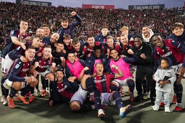 The players of Bologna celebrate the victory at the end of the Serie A soccer match between Bologna and Napoli at the Renato Dall™Ara Stadium in Bologna, north Italy - Sunday, November 9, 2025 -  Copyright: xMassimoxPaolone LaPressex