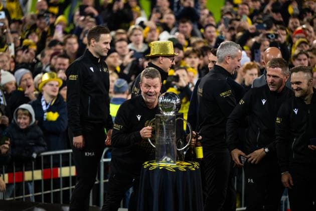 251109 Mjällbys tränare Anders Torstensson jublar efter fotbollsmatchen i Allsvenskan mellan Mjällby och Häcken den 9 november 2025 i Hällevik. Copyright: CARLxSANDIN BB251109CS047