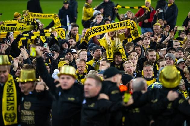 251109 Mjällbys supportar jublar efter fotbollsmatchen i Allsvenskan mellan Mjällby och Häcken den 9 november 2025 i Hällevik. Copyright: CARLxSANDIN BB251109CS049